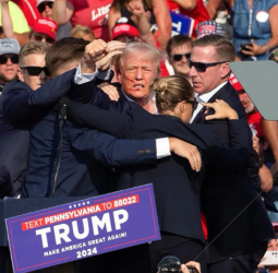 Donald Trump à Butler : Un retour chargé d’émotions après une tentative d’assassinat