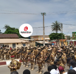 Fête de l’Indépendance en Guinée : Entre Violence sur l’Axe et Parade Militaire à Conakry
