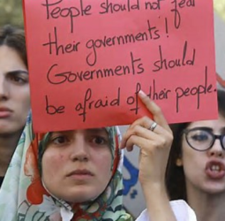 Manifestations en Tunisie : les jeunes appellent au boycott de l'élection présidentielle