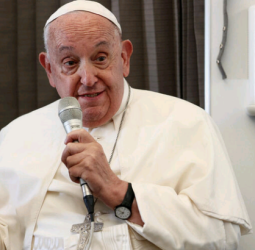 Présidentielle américaine 2024 : Le pape François critique Donald Trump et Kamala Harris sur leurs positions « contre la vie »