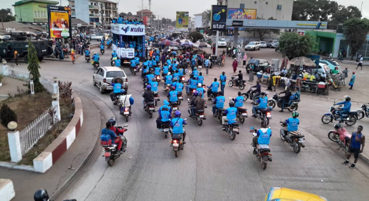 Kulu poursuit son carnaval promotionnel en Guinée : une deuxième journée riche en interactions.