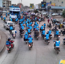 Kulu poursuit son carnaval promotionnel en Guinée : une deuxième journée riche en interactions.