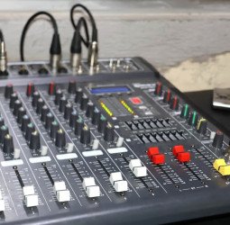 Lola dotée de sa propre radio rurale sur la fréquence 93.1 FM