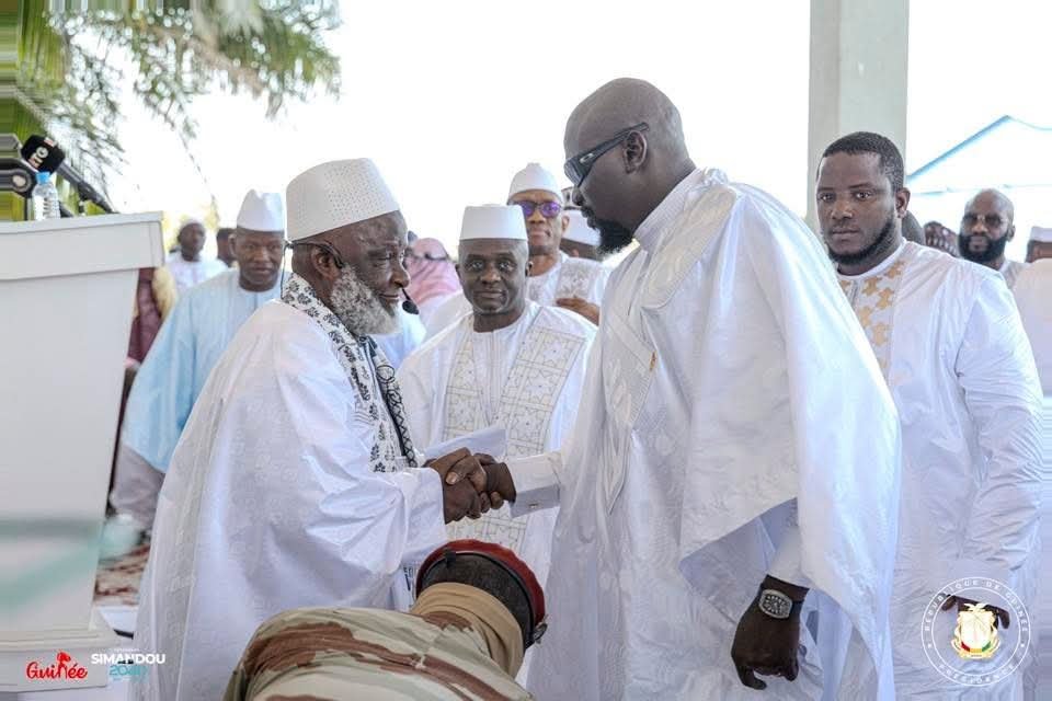Aïd el-Fitr 2025 : Le Président Doumbouya accomplit sa prière à Conakry